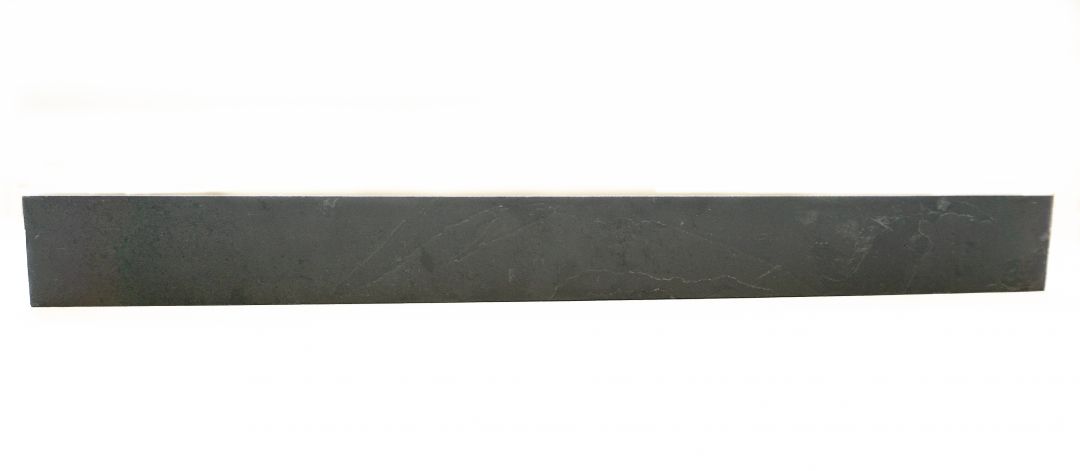 Indisch basalt plint 40x1,5x6 cm. geschuurd